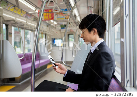 若いビジネスマン（スマホー電車）　撮影協力「京王電鉄株式会社」　 32872895