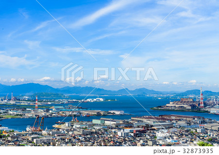 夏の高塔山展望台からの眺め（洞海湾から響灘、若松市街地） 32873935