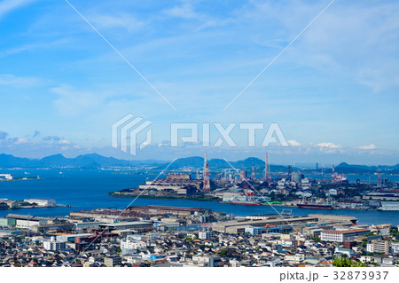 夏の高塔山展望台からの眺め（洞海湾から響灘、若松市街地） 32873937