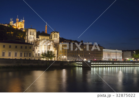 夜景　ソーヌ川から見るノートルダム大聖堂 32875022