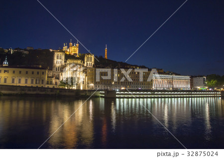 夜景　ソーヌ川から見るノートルダム大聖堂 32875024