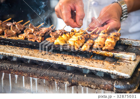 焼き鳥を焼く手の写真素材 32875031 Pixta