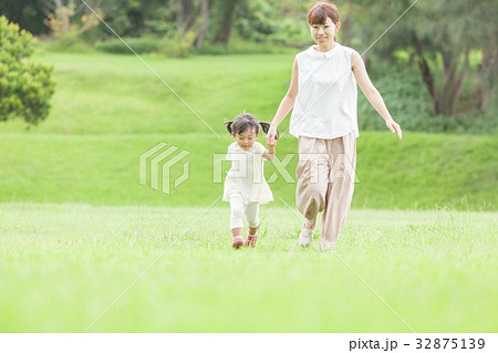 母娘 散歩 かけっこ 母娘 散歩 かけっこ 32875139
