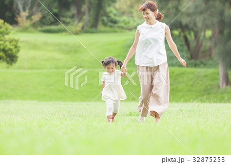 母娘　散歩　かけっこ 32875253