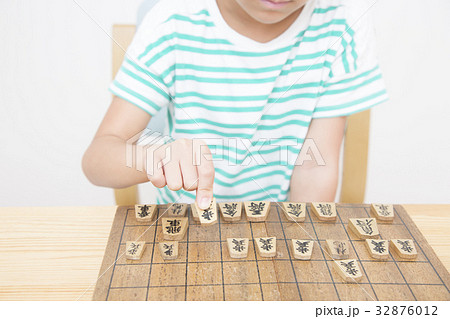 将棋を指す小学生女の子 ボディパーツ　パーツカット 32876012