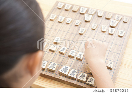 将棋を指す小学生女の子 ボディパーツ　パーツカット 32876015