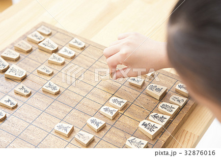 将棋を指す小学生女の子 ボディパーツ　パーツカット 32876016