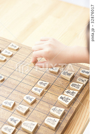 将棋を指す小学生女の子 ボディパーツ パーツカット 将棋を指す小学生女の子 ボディパーツ パーツカット 32876017