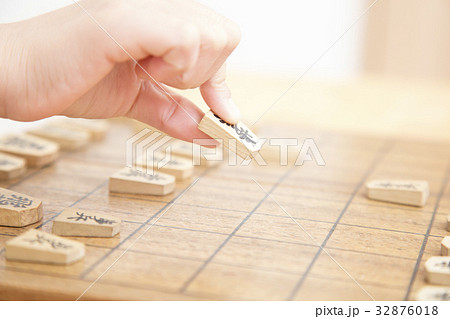 将棋を指す小学生女の子 ボディパーツ　パーツカット 32876018