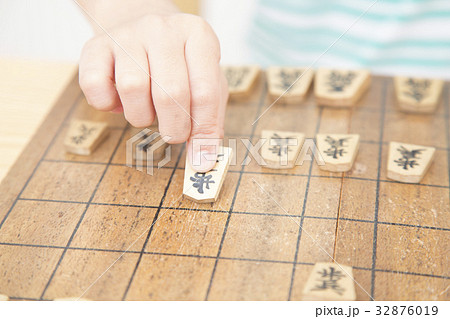 将棋を指す小学生女の子 ボディパーツ パーツカット 将棋を指す小学生女の子 ボディパーツ パーツカット 32876019
