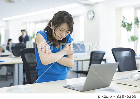 寒がる オフィス 女性 32876269