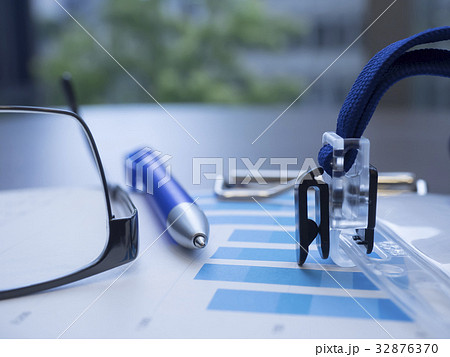 ビジネスイメージ・グラフ・IDカード・メガネ 32876370