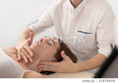 Closeup of masseur doing massage client 32876649