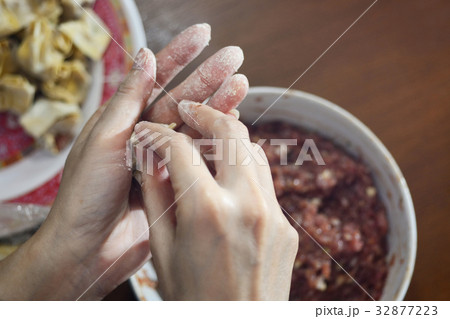 Closeup of dumpling making process 32877223