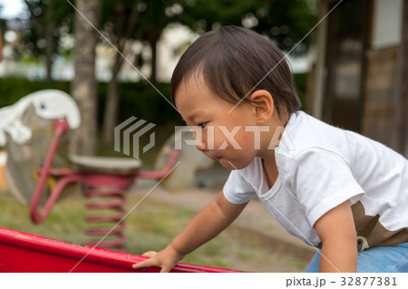 公園で遊ぶ幼児 32877381