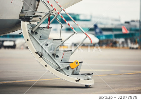 Steps to the plane 32877979