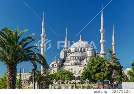 Blue Mosque (Sultanahmet Camii) in Istanbul Blue Mosque (Sultanahmet Camii) in Istanbul 32879126