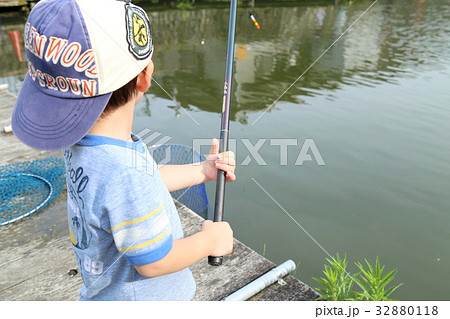 釣りをする幼児の写真素材 3118