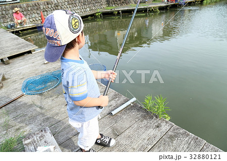 釣りをする幼児 32880121