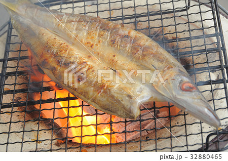 七輪でカマスの干物を焼く 32880465