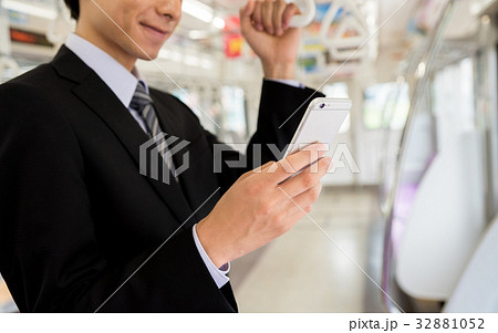 ビジネスマン（スマホ－電車）　撮影協力「京王電鉄株式会社」 32881052
