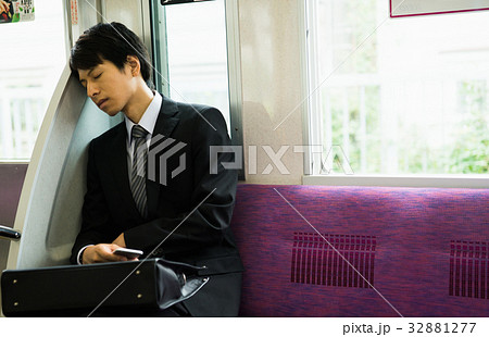 ビジネスマン（電車）　撮影協力「京王電鉄株式会社」 32881277
