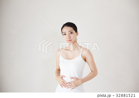 女性 腹痛 女性 腹痛 32881521