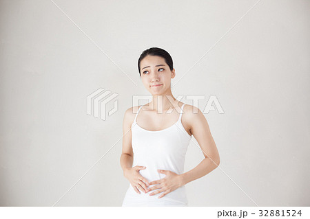 女性　腹痛 32881524