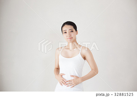 女性　腹痛 32881525