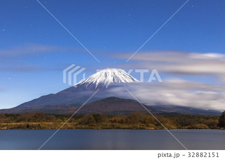 富士山、山梨県精進湖にて 32882151