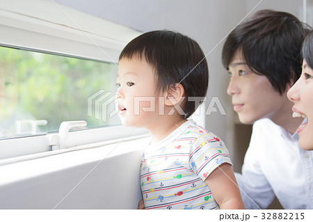 窓の外を眺める家族 32882215