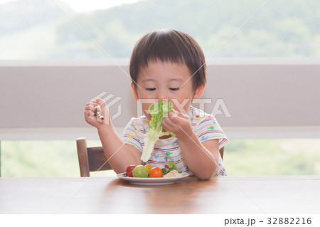 幼児　食事 32882216