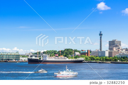 横浜ベイエリア　氷川丸とマリンタワー 32882250