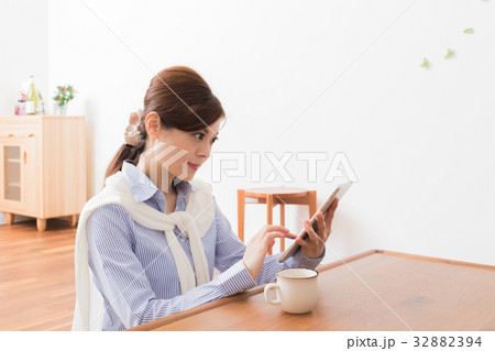 タブレットを観る女性 タブレットを観る女性 32882394
