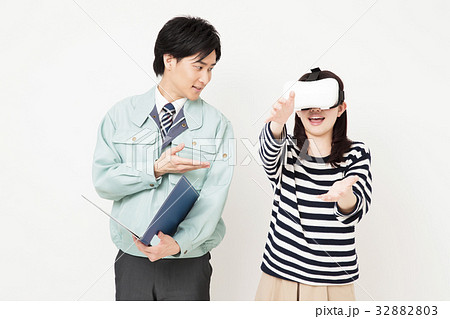 ビジネス　不動産　リフォーム　VR　VRメガネ　バーチャルリアリティ　白バック 32882803