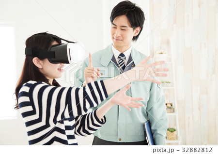 ビジネス　不動産　リフォーム　VR　VRメガネ　バーチャルリアリティ　白バック 32882812