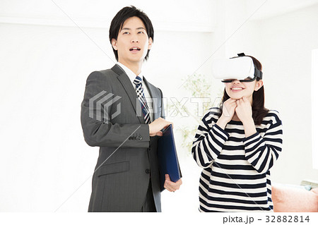 ビジネス　不動産　リフォーム　VR　VRメガネ　バーチャルリアリティ　白バック 32882814