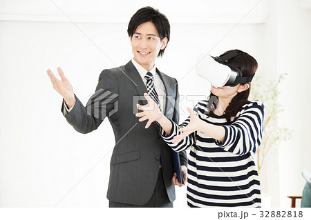 ビジネス　不動産　リフォーム　VR　VRメガネ　バーチャルリアリティ　白バック 32882818