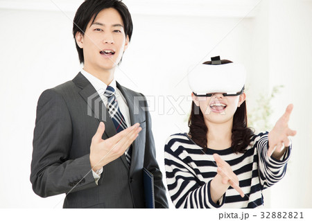 ビジネス　不動産　リフォーム　VR　VRメガネ　バーチャルリアリティ　白バック 32882821