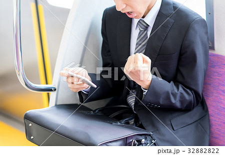 車内で動画を見るビジネスマン　　撮影協力「京王電鉄株式会社」 32882822