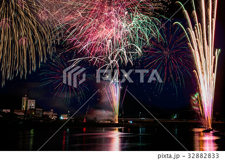 豊橋祇園祭の花火大会 豊川河畔 比較明合成の写真素材 32