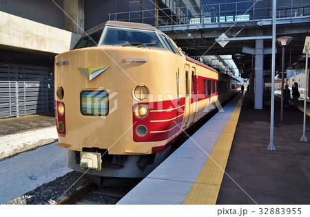 189系国鉄色による普通列車妙高 32883955