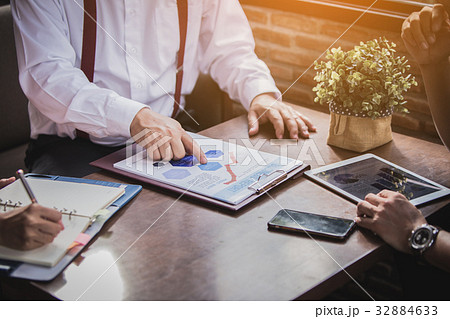 businessmen discussing and briefing strategy 32884633