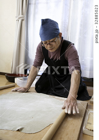 シニアのそば打ち 32885023