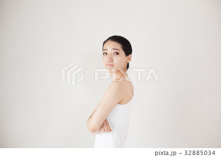女性　スポーツ　ジェスチャー　腕組み 32885034