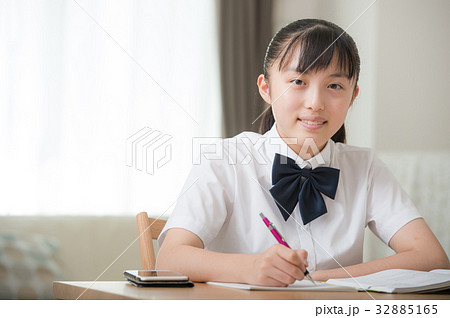 勉強する制服姿の女の子 中学生の写真素材