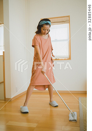 housewife housewife 32885446