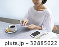 スマホにタッチする女性 32885622