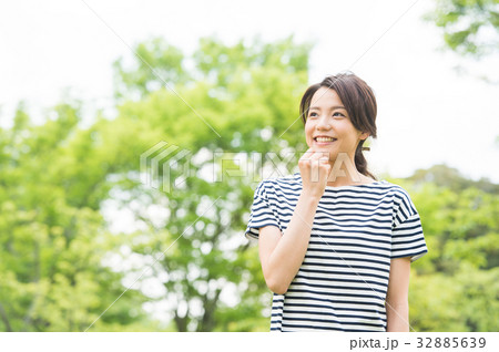 20代の女性(緑背景) 20代の女性(緑背景) 32885639