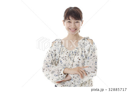 自然な表情の女性 32885717